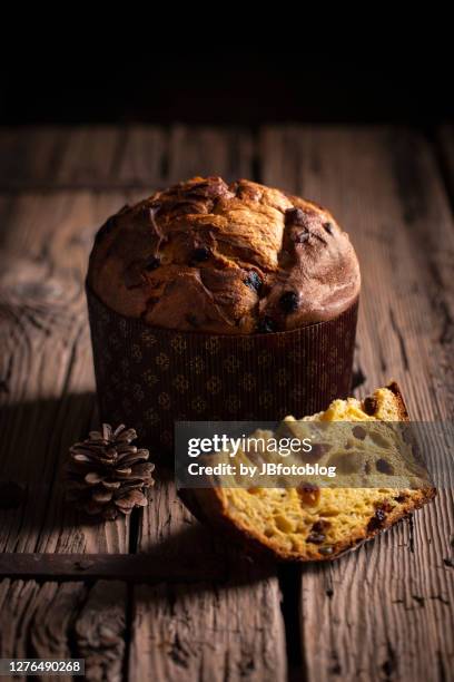 panettone classico con canditi ed uvetta - christmas cake foto e immagini stock