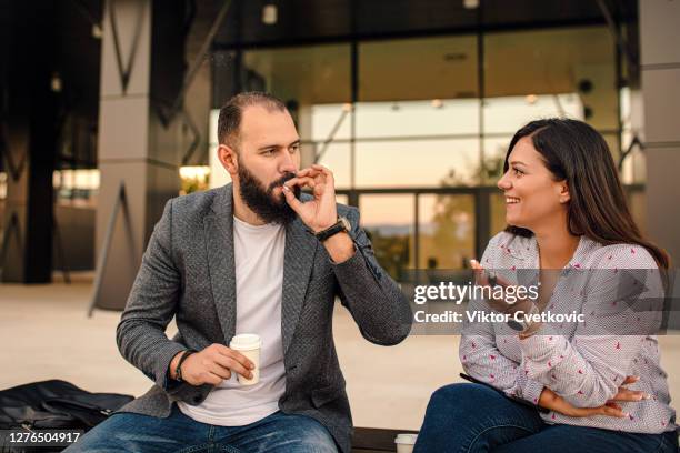 young businesspeople on a coffee break - pause café imagens e fotografias de stock