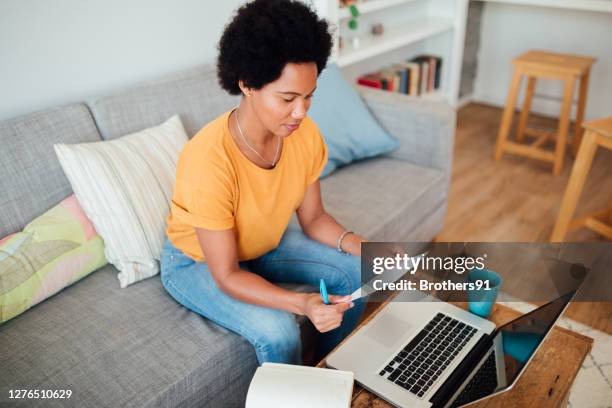 erwachsene afroamerikanische frau wählen - wahlregistrierungskarte stock-fotos und bilder