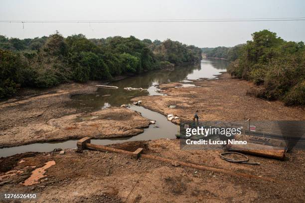 dry river due to climate changes in the pantanal - arid climate - fotografias e filmes do acervo