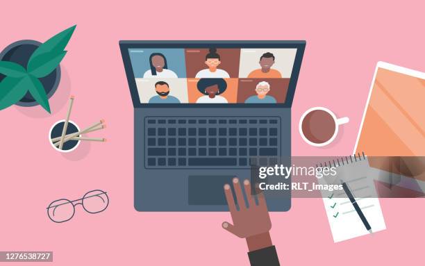 stockillustraties, clipart, cartoons en iconen met vlakke vectorillustratie van persoon bij bureau gebruikend computer voor videovraag - thuis werken