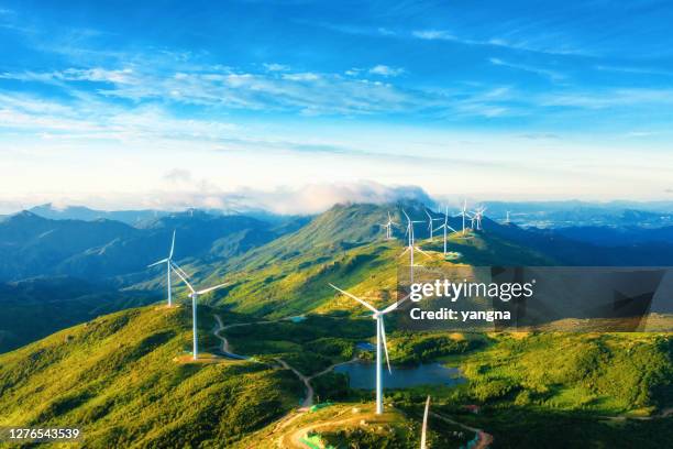 grandes áreas de energía eólica en las montañas - energia renovable fotografías e imágenes de stock