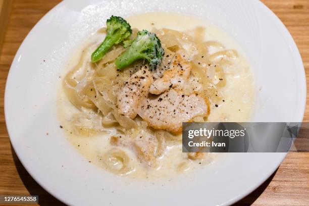 creamy chicken fettuccine alfredo, pasta with white sauce - sahnesoße stock-fotos und bilder