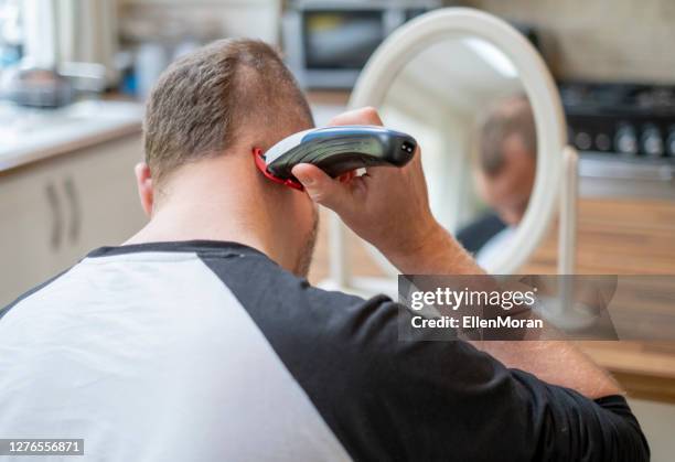 haircut zu hause - ellen mann stock-fotos und bilder