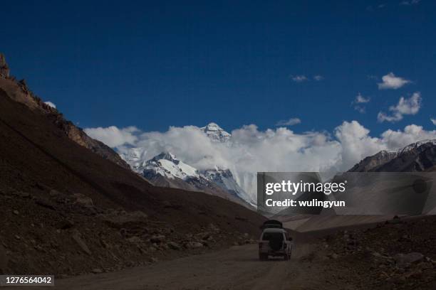 road forward to mt. everest - tibet autonomous region stock pictures, royalty-free photos & images