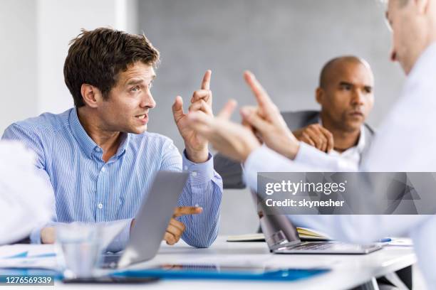 problemas de comunicación en una reunión de negocios! - pelea fotografías e imágenes de stock