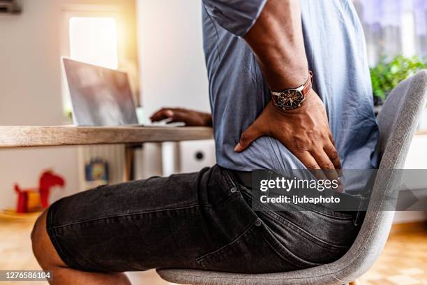 demasiadas horas en el asiento caliente - back pain fotografías e imágenes de stock