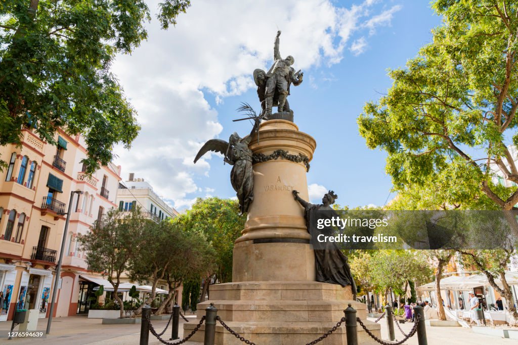 Statua del Monumento vara de Rey su Passeig De Vara De Rey nel centro storico di Ibiza
