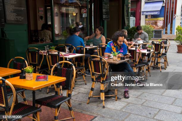 bistro in paris - le marais stock pictures, royalty-free photos & images