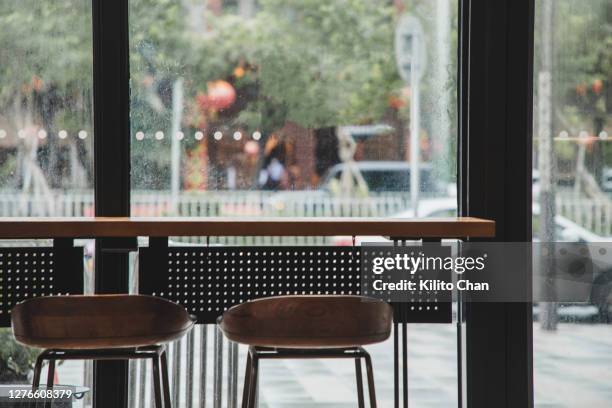 empty chairs in a coffee shop - café cultuur stockfoto's en -beelden