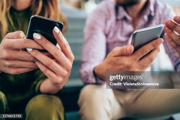 att hålla kontakten. - problem bildbanksfoton och bilder