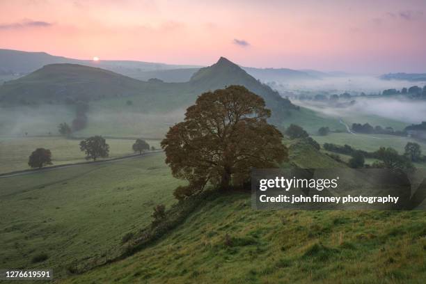 autumn equinox with chrome hill at sunrise, peak district national park. uk. - equinox stockfoto's en -beelden