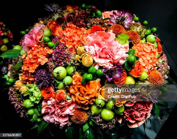 hemisphere flower bouquet - bouquet orange stock-fotos und bilder