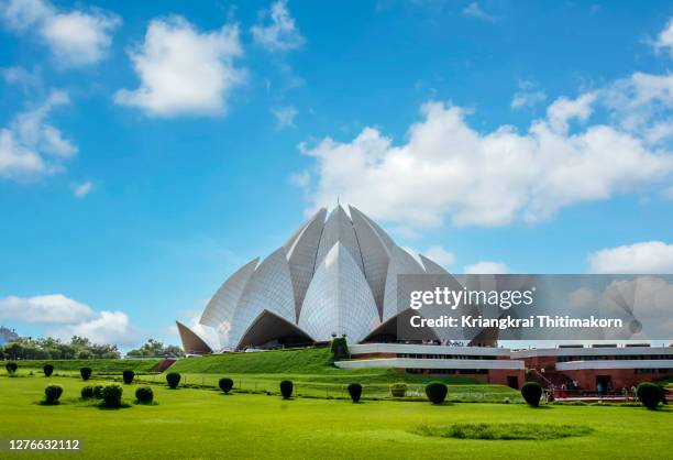 the lotus temple in delhi, india. - monument india stock pictures, royalty-free photos & images