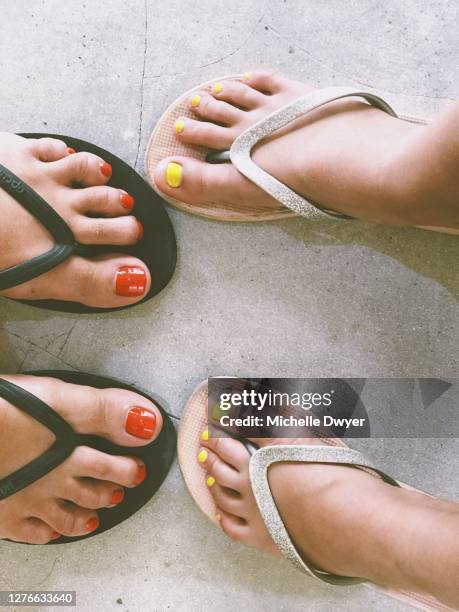 fresh painted toenails thongs mother daughter - michelle flesh stock pictures, royalty-free photos & images