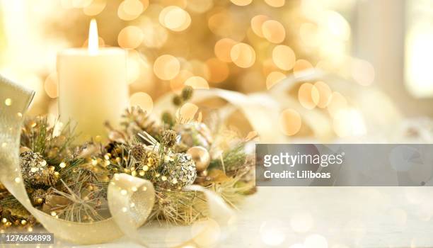 natale elegante candela d'oro - christmas candle foto e immagini stock