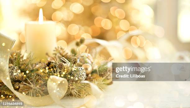 de elegante gouden kaars van kerstmis - christmas candles stockfoto's en -beelden