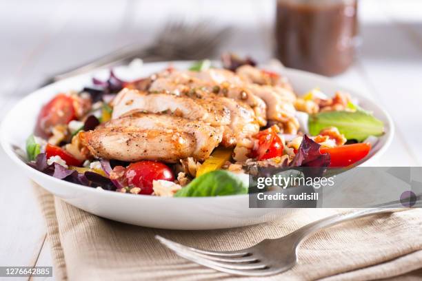 ensalada de pollo balsámico - pechuga de pollo fotografías e imágenes de stock