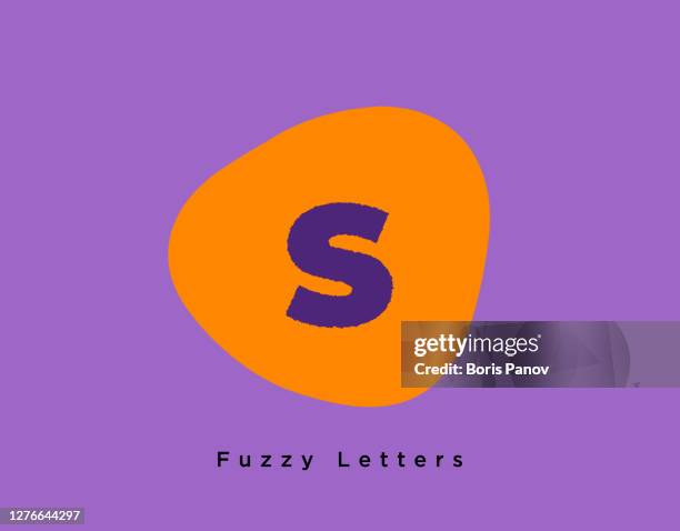 ilustraciones, imágenes clip art, dibujos animados e iconos de stock de fuzzy bold letter s sobre un fondo de color naranja y púrpura funky - letter s