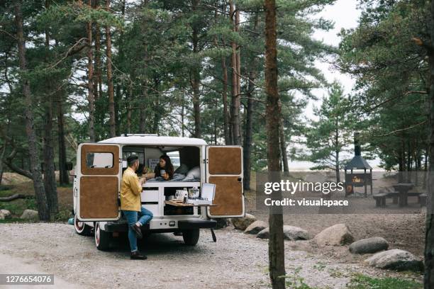 familie in aard met hun camper - camping stove stockfoto's en -beelden