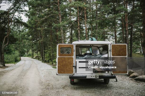 aus dem leben - minibus stock-fotos und bilder