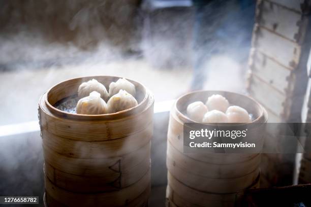 variety of chinese dimsum in bamboo steamers - gyoza foto e immagini stock