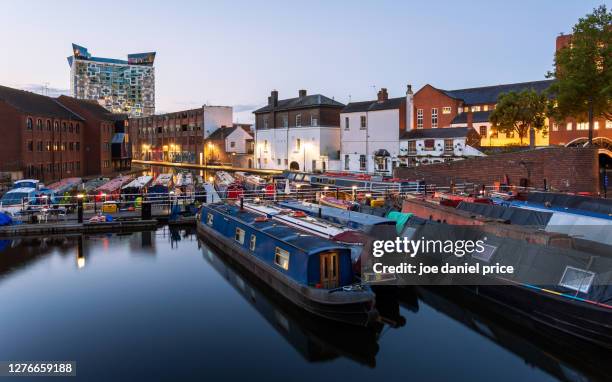 narrowboats, gas street basin, birmingham, england - péniche-commerciale photos et images de collection