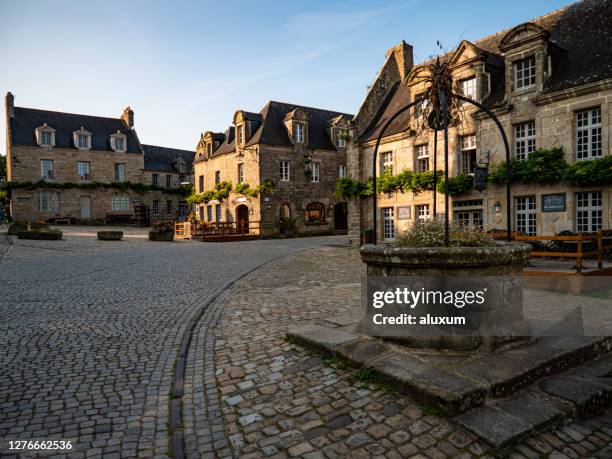 locronan village in brittany frankreich - locronan stock-fotos und bilder