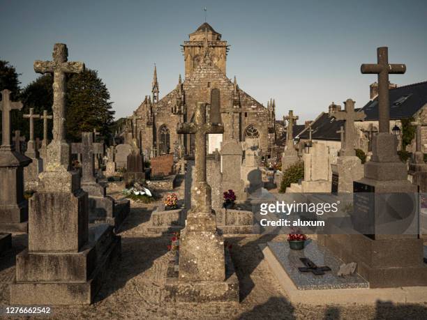 locronan church and old cemetery brittany frankreich - locronan stock-fotos und bilder