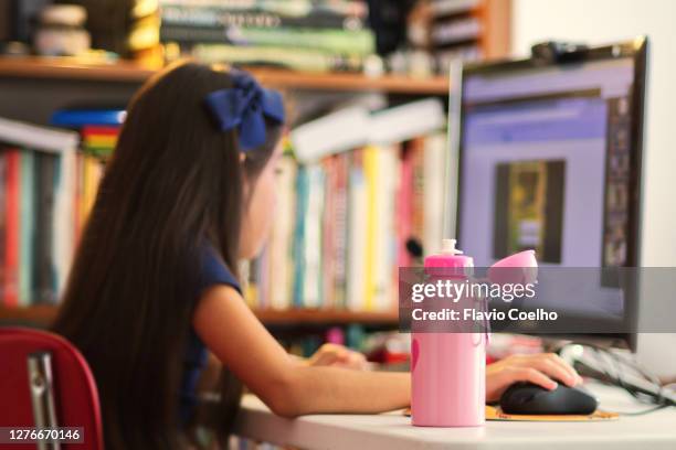 girl doing online home schooling - reusable water bottle - fotografias e filmes do acervo