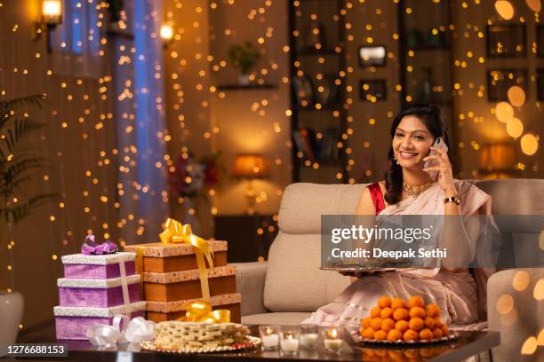 junge frau diwali feiern - stockfoto - diwali sweets stock-fotos und bilder