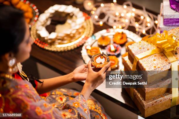 junge frau diwali feiern - stockfoto - indian dessert stock-fotos und bilder