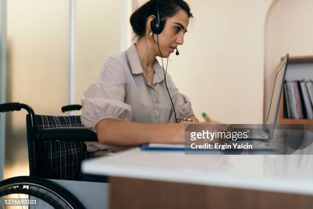 de arbeider van het callcenter bij bureau - call center agents stockfoto's en -beelden