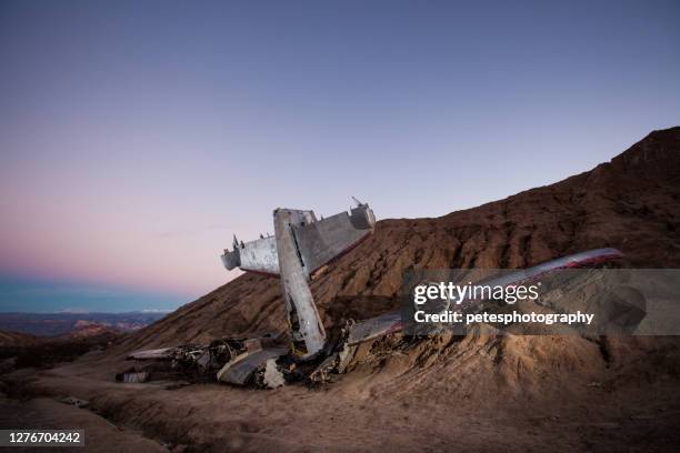 un vieil avion s’est écrasé dans une ville fantôme à eldorado canyon, las vegas - plane crash photos et images de collection