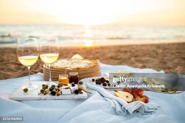 beautiful served picnic at seaside on sunset. - mesa para dos fotografías e imágenes de stock