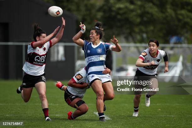 Theresa Fitzpatrick of Auckland looks for the gap the round 4 Farah Palmer Cup match between North Harbour and Auckland at North Harbour Stadium on...