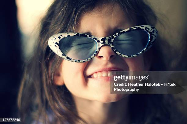 girl smiling with sunglasses - cats eye glasses photos et images de collection