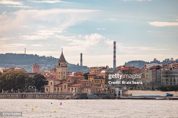 view of gijon city over san lorenzo beach. - gijón fotografías e imágenes de stock