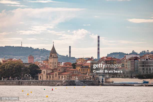 view of gijon city over san lorenzo beach. - gijon - fotografias e filmes do acervo