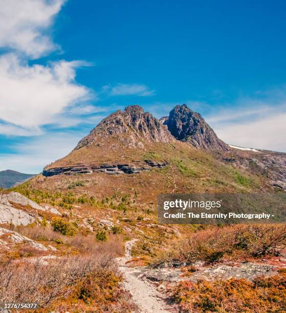 the iconic cradle mountain as seen from lake rodway track - cradle mountain stock-fotos und bilder