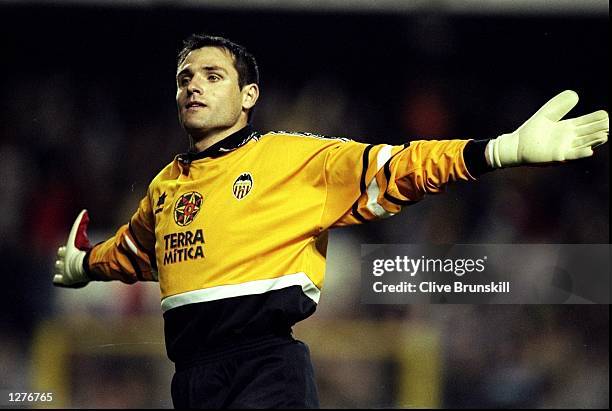 Valencia keeper Santiago Canizares during the UEFA Cup second round second leg tie against Liverpool at the Mestalla Stadium in Valencia, Spain. The...