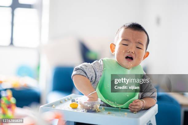 el bebé no quiere comer la comida - asian baby eating fotografías e imágenes de stock