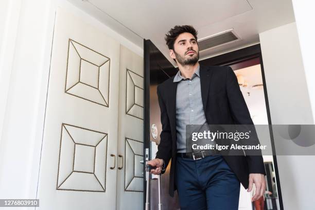 homem de negócios entrando na sala - entrando - fotografias e filmes do acervo