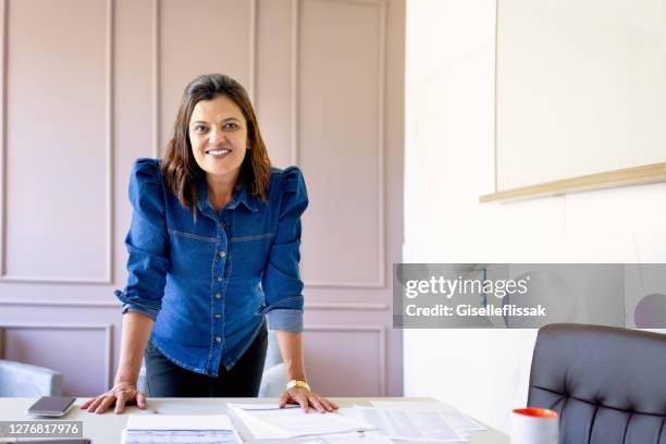 portrait of a beautful and modern woman - showus office stock pictures, royalty-free photos & images