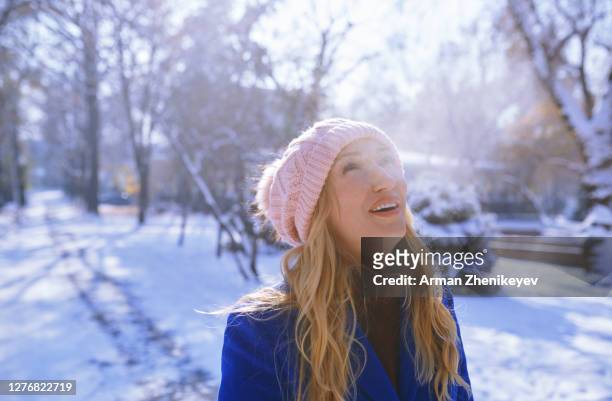 playful woman woman exhaling breath vapor during winter - zichtbare adem stockfoto's en -beelden