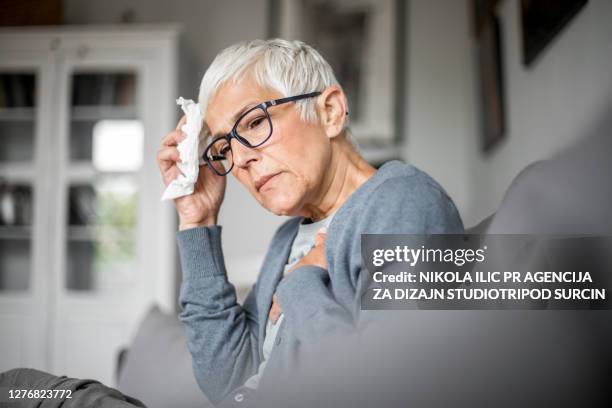 zieke hogere vrouw met vreselijke longpijn. - long nose stockfoto's en -beelden