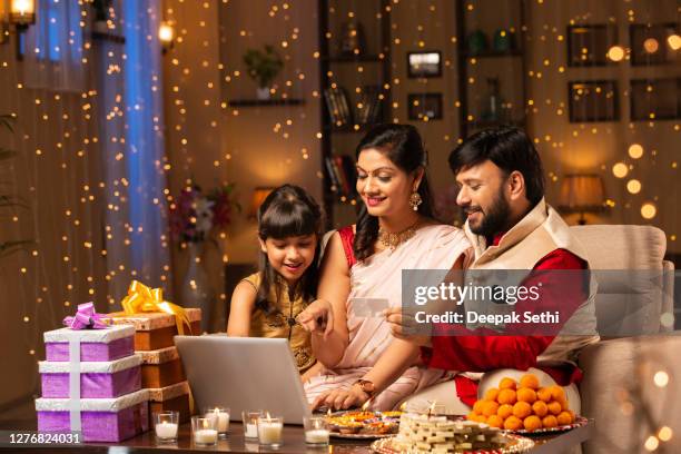 familie diwali feiern - stockfoto - angeleuchtet zahlen mensch stock-fotos und bilder