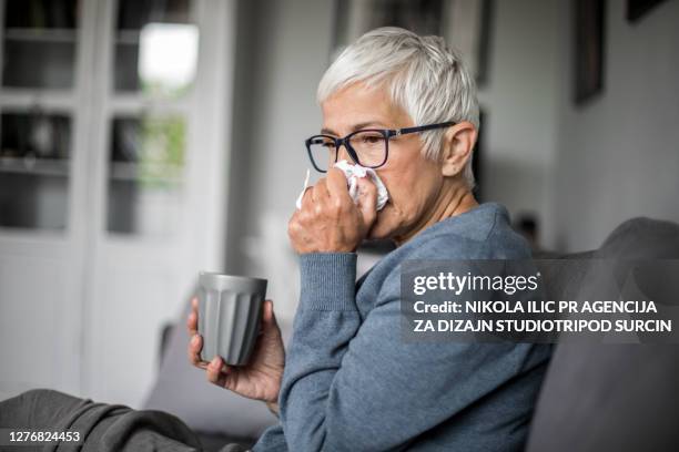 kranke seniorin zu hause. - woman cough stock-fotos und bilder