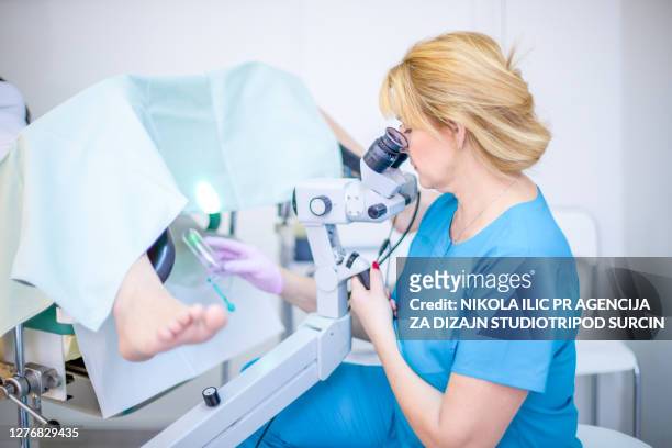 professioneller gynäkologe, der frauen cervix probe während der untersuchung - cervix stock-fotos und bilder