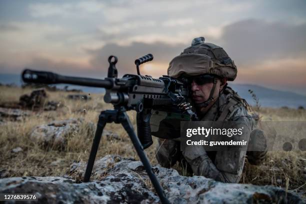soldado turco disparando con ametralladora - ametralladora fotografías e imágenes de stock